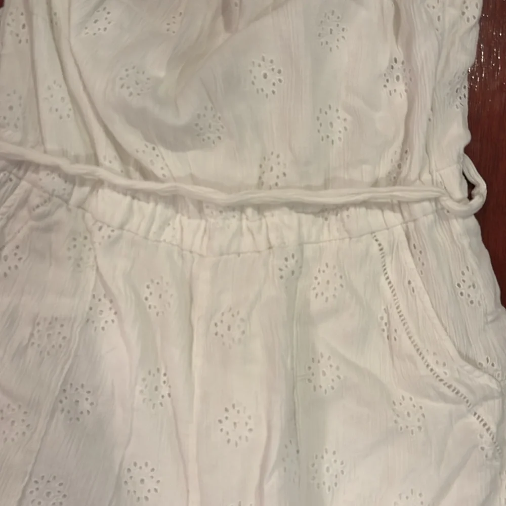 American Eagle Outfitters White Eyelet Women Shorts - Picture 2 of 2